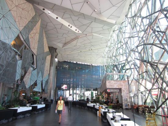 ... das nicht nur von außen, sondern auch von innen sehr futuristisch wirkt.