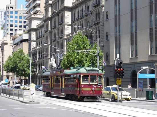 Hauptverkehrmittel in Melbourne sind Straßenbahnen, zum Teil sind noch solche uralten historischen Exemplare im Einsatz.