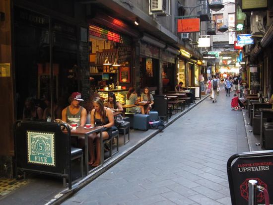 Und gemütliche Atmosphäre findet man in den wenigen kleinen Gassen zwischen den Glitzerstraßen.