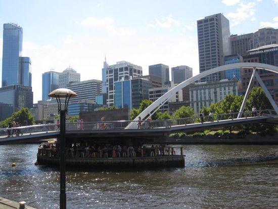 Witzig war dieses Restaurant, das auf den Pfeiler einer Fußgängerbrücke gebaut wurde.
