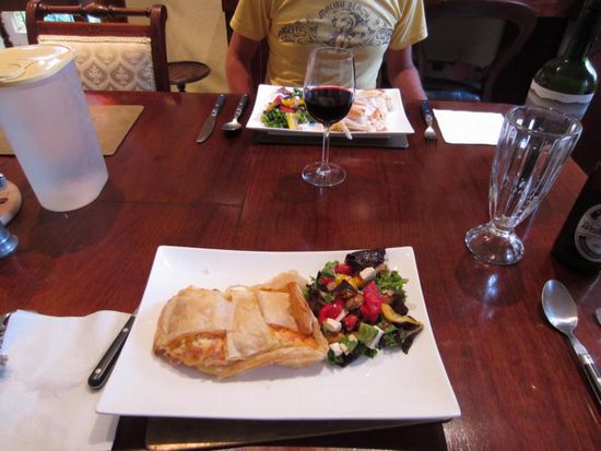 Jeden Abend wurden wir mit leckerem Essen und Rotwein verwöhnt.