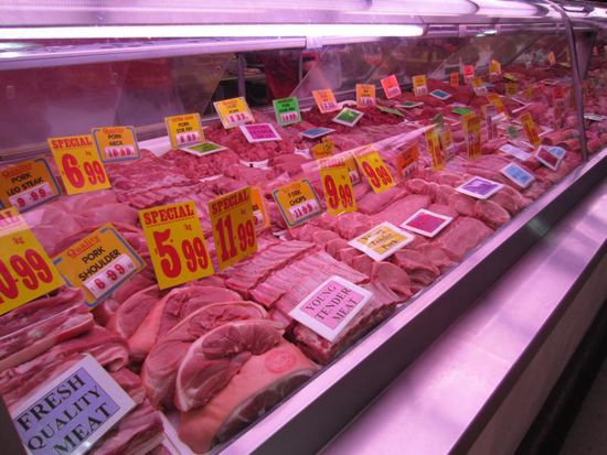 Wahrscheinlich hatte er wie wir im Queen Vistoria Market eingekauft. Diese Fleischtheke zeigt nur einen kleinen Auschnitt der Pracht...