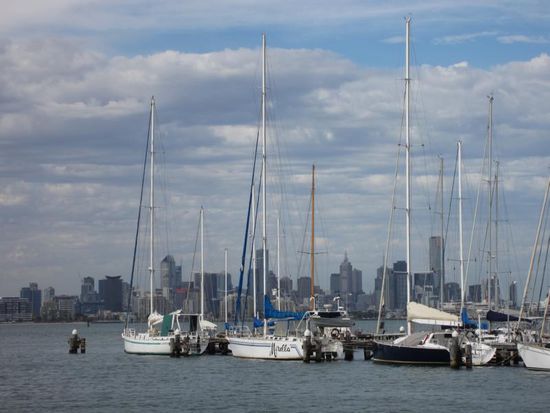 ... von dessen Promenade man einen schönen Ausblick auf die Skyline der Stadt hat.