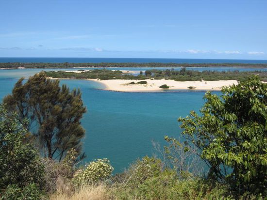 Blick auf Lakes Entrance mit seinen Seen und kleinen Inseln mit Sanddünen.