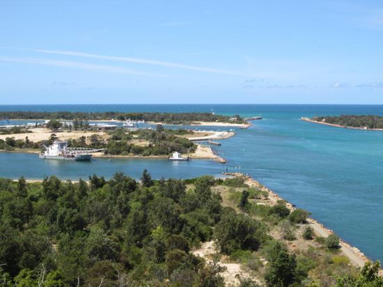 Hier sieht man gut die künstlich geschaffene Einfahrt zu den Seen - im Hintergrund liegt schon der Pazifik...