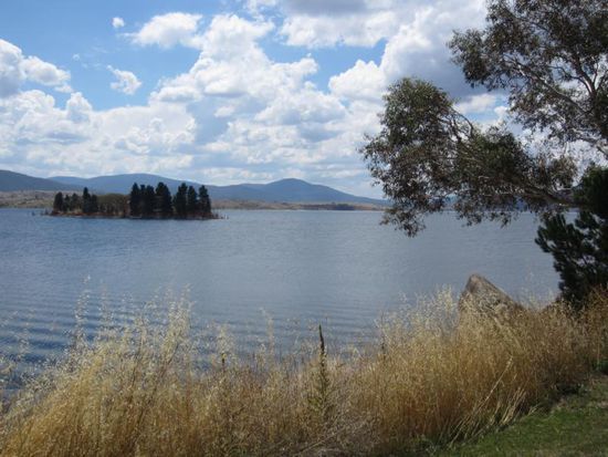 Am Lake Jindabyne kann man dann zu ebener Erde entlanglaufen - überall gibt es gut ausgebaute Wanderwege.