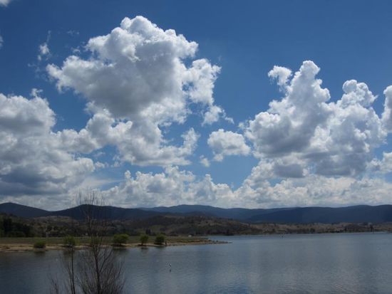 Hier noch ein Bild von den fantastischen Wolken, die wir schon so oft in Australien gesehen haben. Sie zeichnen sich so kristallklar am Himmel ab, dass es schon fast unwirklich wirkt.