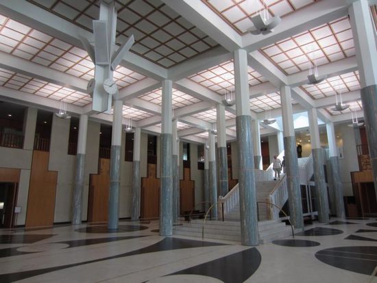 ...  und auch innen sieht es nicht anders aus - ein Zweckbau zum Regieren 