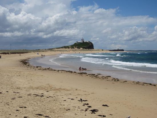 Die Hafeneinfahrt von Newcastle - hinter dem Leuchtturm laufen die Ozeanriesen und Tanker ein.
