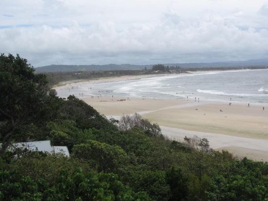 Der breite Strand selbst gehört mehr den Surfern und Familien.