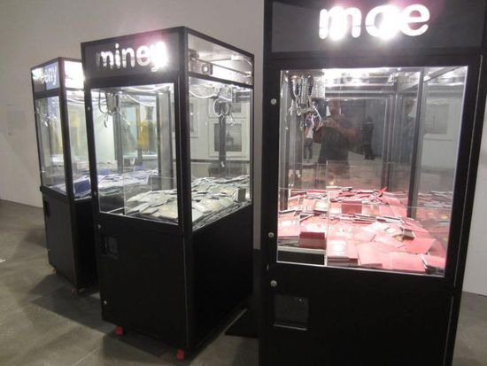 ... und die Glückgreifmaschinen, die hier statt mit Plüschtieren mit Reisepässen aus westlichen Ländern gefüllt waren - als Symbol, wie schwierig es für viele Menschen ist, frei zu reisen.