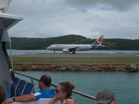 Ankunft mit dem Boot am Anleger auf Hamilton Island - und gleich daneben liegt die Startbahn...