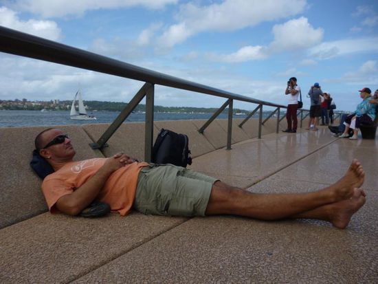 ... genau das richtige Wetter, um am Fuße des Opera Houses ein kleines Nickerchen machen 
