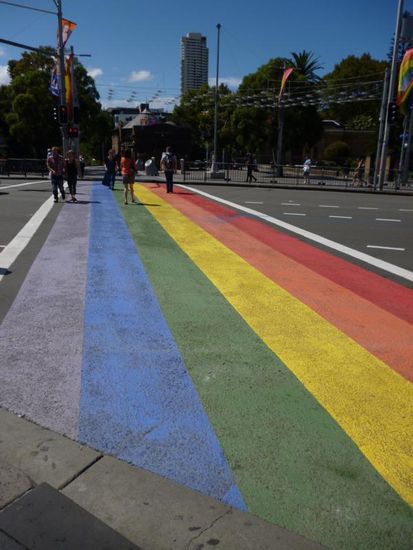 Die ganze Stadt war für die Mardi Gras Parade geschmückt und sogar die Fußgangerwege waren in den symbolischen Regenbogenfarben gestrichen - Sydney liebt seine Gays and Lesbians.