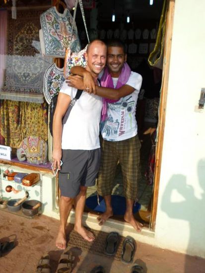 Bjorn mit dem suessen Inder aus dem Postkartenshop - Indien hat aber auch huebsche Maenner 