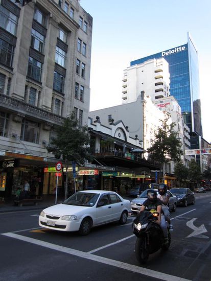 Die Queenstreet, Aucklands Shoppingmeile, die im Hafen endet.