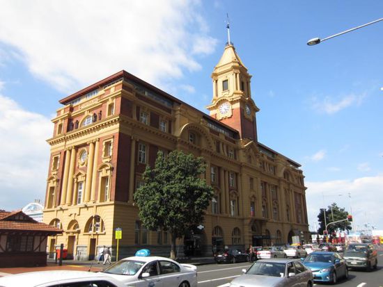 Das hübsche alte Fährterminal ist eines der wenigen alten Gebäude im Hafen.