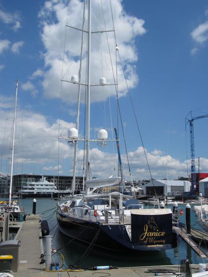 ... während man an den Aussenkais auch  jede Menge solcher Prachtyachten findet.