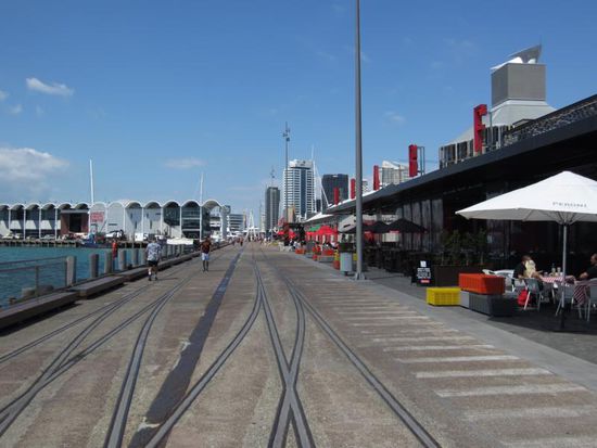 Von den alten Kaianlagen kann man in den Cafe's in Ruhe das Treiben im Hafen beobachten.