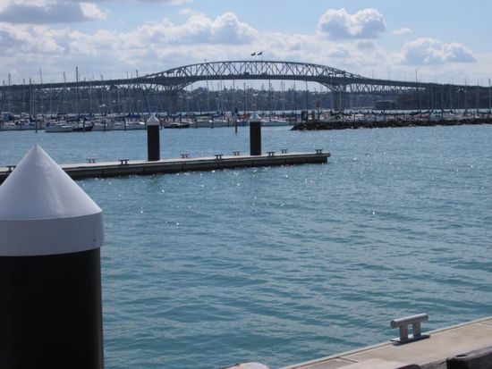 Sogar eine Harbourbridge gibt es in Auckland, wenn auch nicht so schön wie ihre Schwester in Sydney 