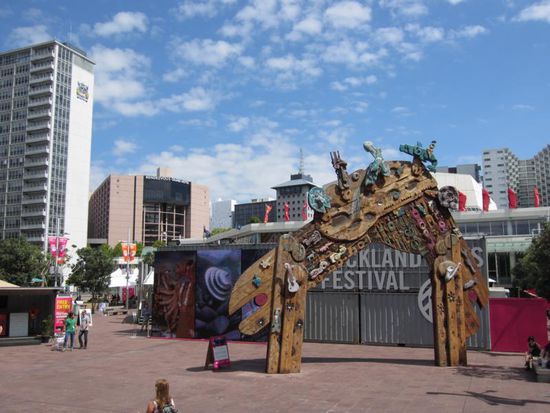 Der Aotea Square im Zentrum ist ein beliebter Treffpunkt bei Einheimischen und Touristen.