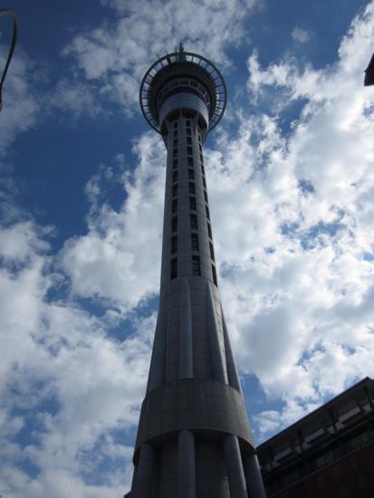 Der Skytower ist das wohl bekannteste Bauwerk der Stadt - auf dem Aussengitter kann man angeschnallt entlang spazieren und danach an einem Seil herunterspringen. Beides ist aber nichts für mich 