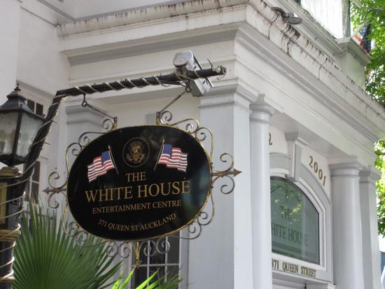 Sogar ein Weisses Haus gibt es in der Stadt - in diesem Falle aber ein Unterhaltungszentrum und wohl eher eine Parodie auf das Original.