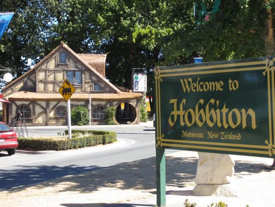Willkommen in Hobbiton - sogar die Touristeninformationen in Matamata sieht aus wie eine Hobbithütte. Von hier aus starten auch die Touren.