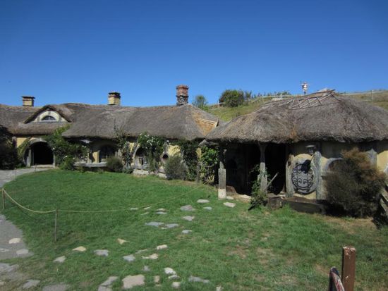 Gleich dahinter am See liegt das Wirtshaus...