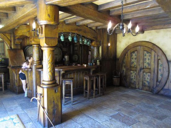 ... in dem sogar richtiges Bier ausgeschenkt wird -