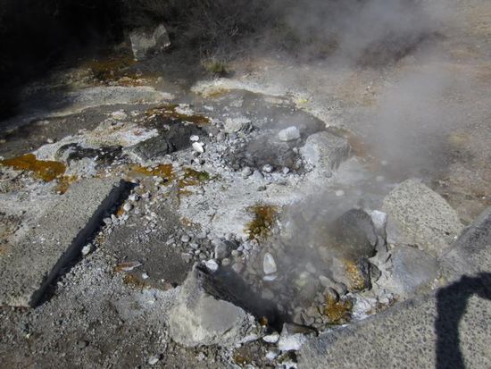 ... und aus jedem Spalt zischt und sprudelt es heraus.
