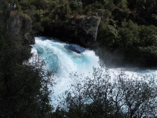 Am tosenden Waikato River der Hukafalls, riesige Wassermengen stürzen an der engsten Stelle herunter.
