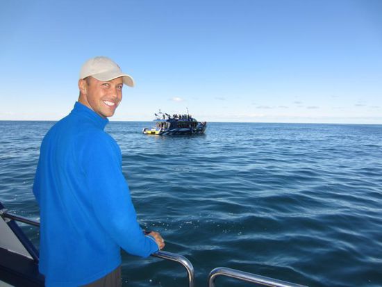 Unsere Whalewatchtour - Björn wartet gespannt auf das Auftauchen der Meeresriesen.