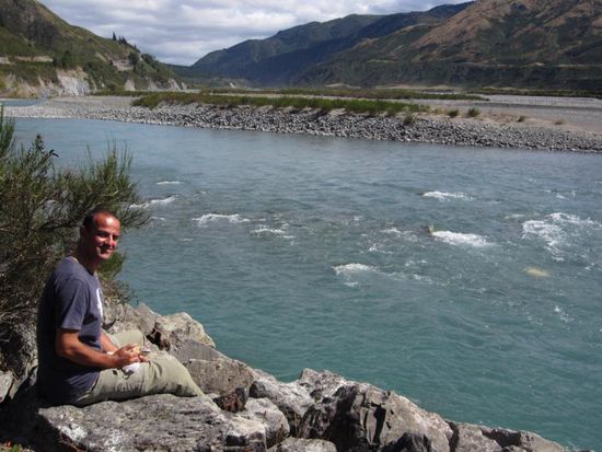 Mittagspause an einem der zahlreichen Flüsse bei der Überquerung der Nordinsel.