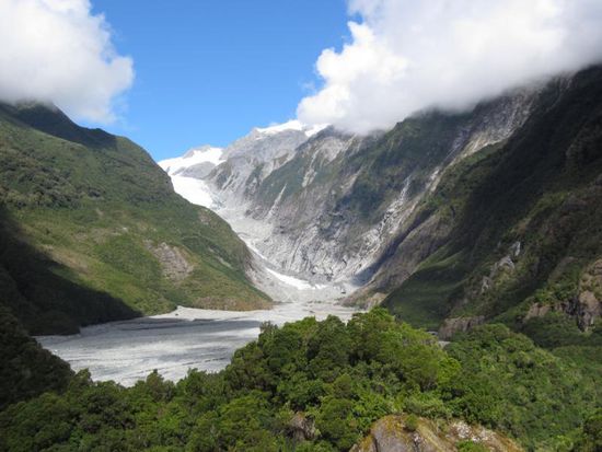 Der Franz Josef Gletscher von einem Aussichtspunkt gleich nach Beginn der Wanderung.