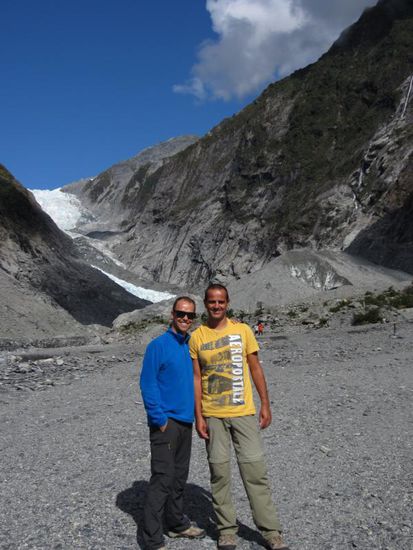 Leider kommt man an ihn nur auf einige hundert Meter heran. Es sei denn, man bucht eine geführte Tour - dann kann man sogar auf dem Eis entlanglaufen.