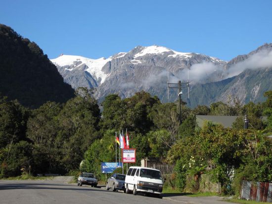 Franz Josef Town liegt zwar nicht am Meer, dafür aber in Mitten der Berge und nur 5 min entfernt vom gleichnamigen Gletscher.