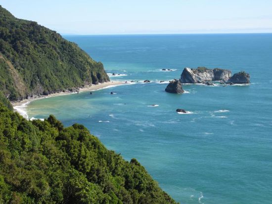 Die Westküste in der Nähe von Haast lädt immer wieder zu schönen Fotostopps ein.