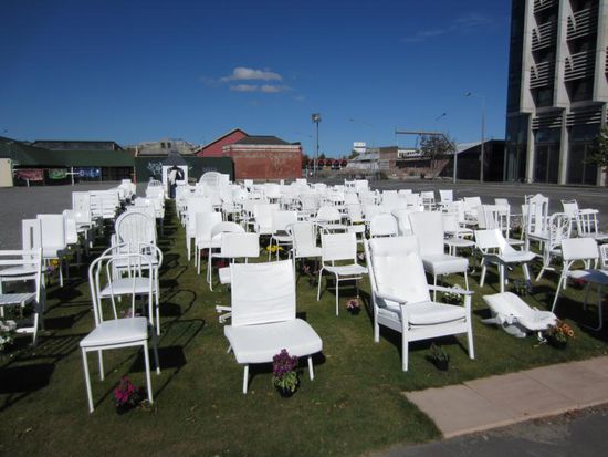 185 leere Stühle erinnern an die Opfer des Bebens - der Anblick geht einem wirklich nahe.