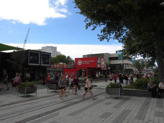 Mit ein paar Shops und Restaurants, die in Containern untergebracht sind, versucht man wieder zum normalen Leben zurückzufinden. Aber so wie vorher wird es sicher nie wieder.