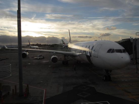 Unsere mit 4h Verspätung eingetroffene A 340 der LAN-Chile wird für den langen Flug über den Südpazifik vorbereitet.
