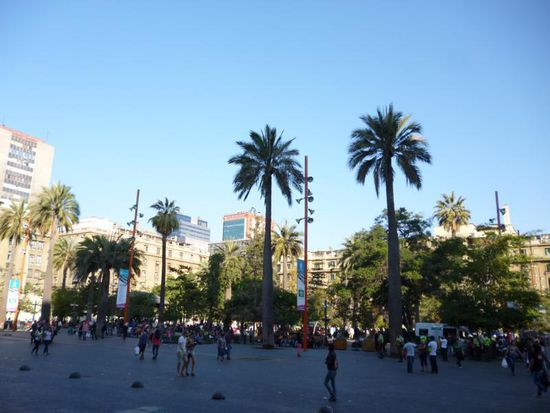 Santiagos zentraler Platz, die Plaza de Armas, ist ein beliebter Treffpunkt für die Hauptstädter, und außerdem für Touristen, Straßenkünstler - und Taschendiebe  (zum Glück haben wir aber noch alles)