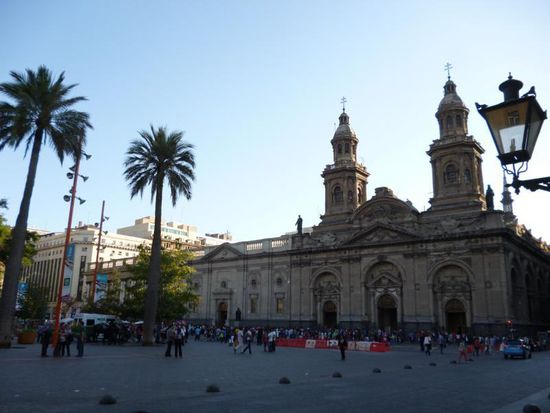 An dem Platz lieg auch diese wunderschöne alte Kathedrale.