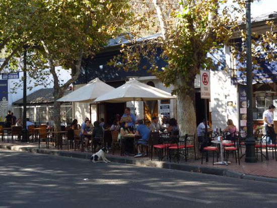 Kleine Straßencafés gibt es in Santiago reichlich, wie hier am Barrio Bella Vista.