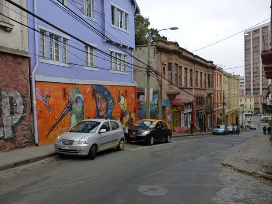 Die meisten Häuser sind bunt angestrichen und viele haben Graffitis, die zum Teil echte Kunstwerke sind.