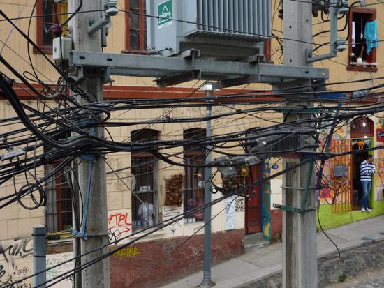 Stromversorgung á la Chile  - aber um fair zu sein, findet man sowas auch noch häufig in Südeuropa.