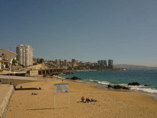Am kleineren Stadtstrand von Viña del Mar - die Hochhauskulisse erinnert leider etwas an die Bausünden von Benidorm.