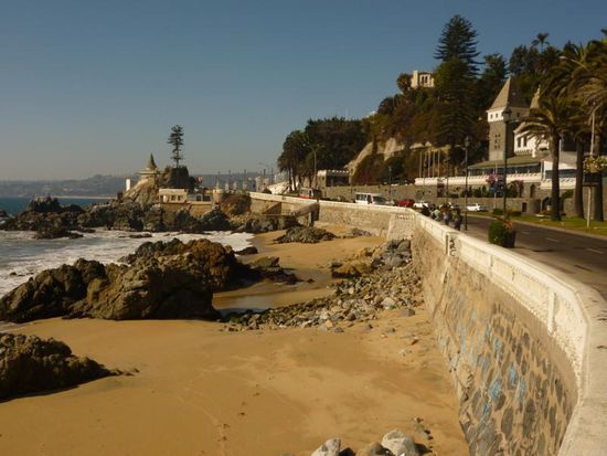 Dafür ist die Strandpromenade, die den Stadtstrand mit dem langen Hauptstrand verbindet, ganz hübsch.