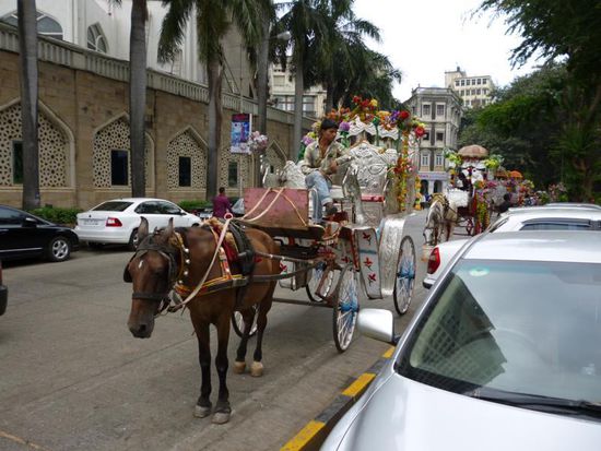 Eine Hochzeitskutsche in Mumbai
