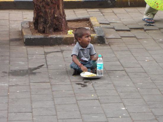 Kleiner Jungs beim Mittagessen, offensichtlich schmeckt es aber nicht